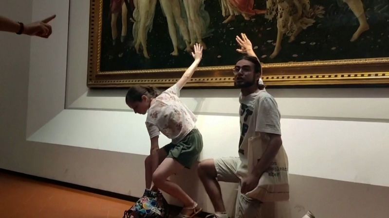 Aktivisté si přilepili ruce na slavný obraz od Botticelliho